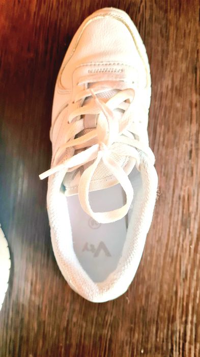 Кроссовки  женские продаются