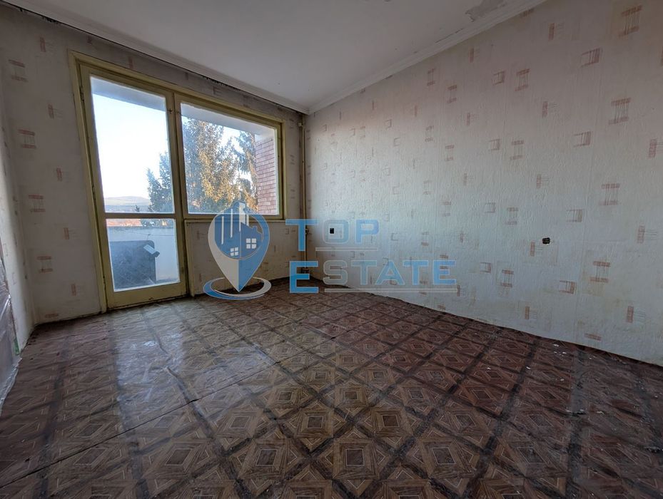 Тристаен тухлен апартамент в центъра на град Стражица