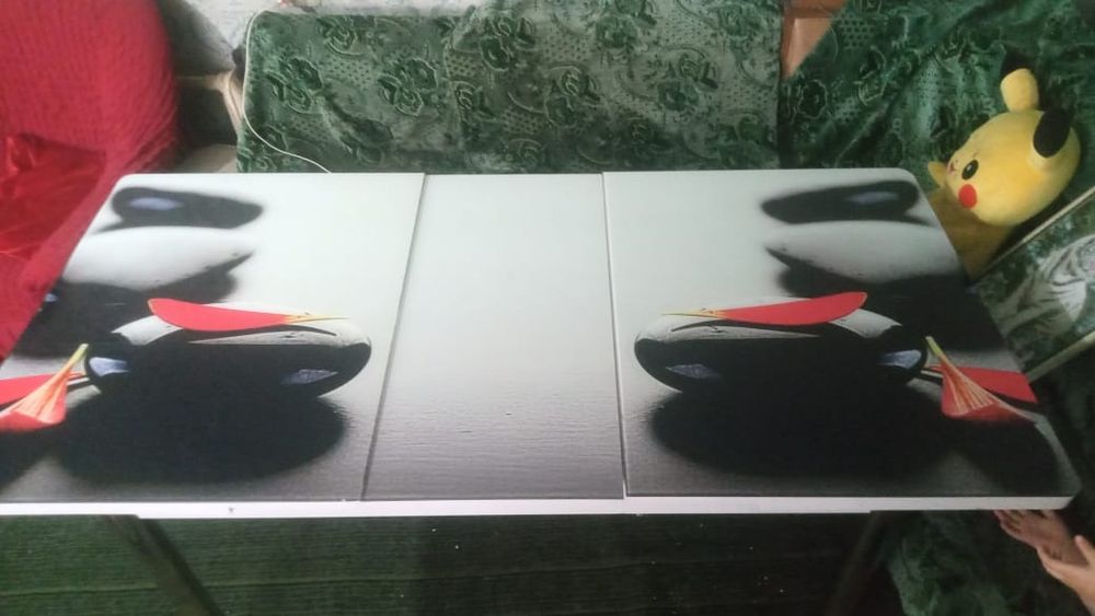 Стеклянный кухонный стол