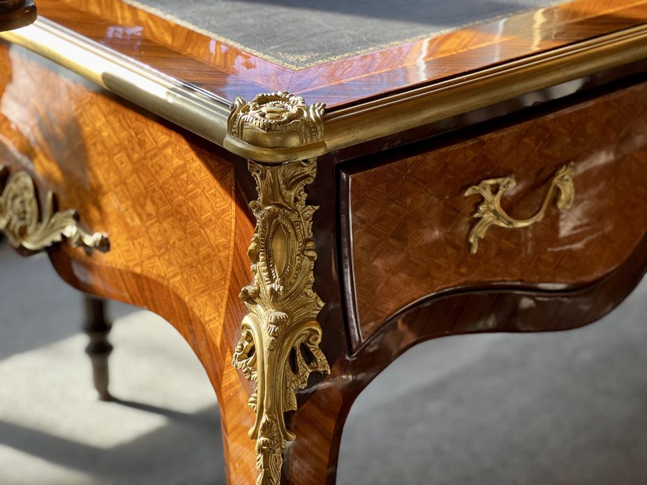Birou stil Louis XV , furniruit ,elemente bronz, piesă deosebită