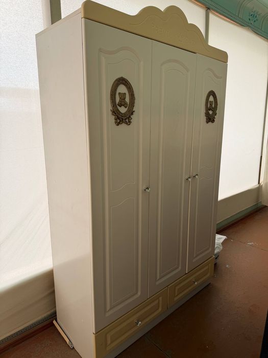 Detskiy shkaf va dars qiladigan stol stul sotiladi