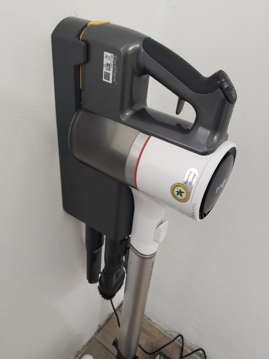 Пылесос вертикальный