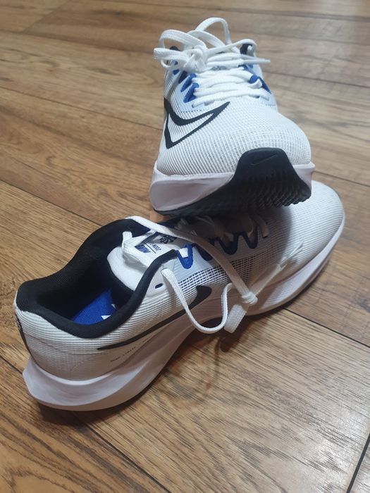 Vând adidasi nike zoom fly5