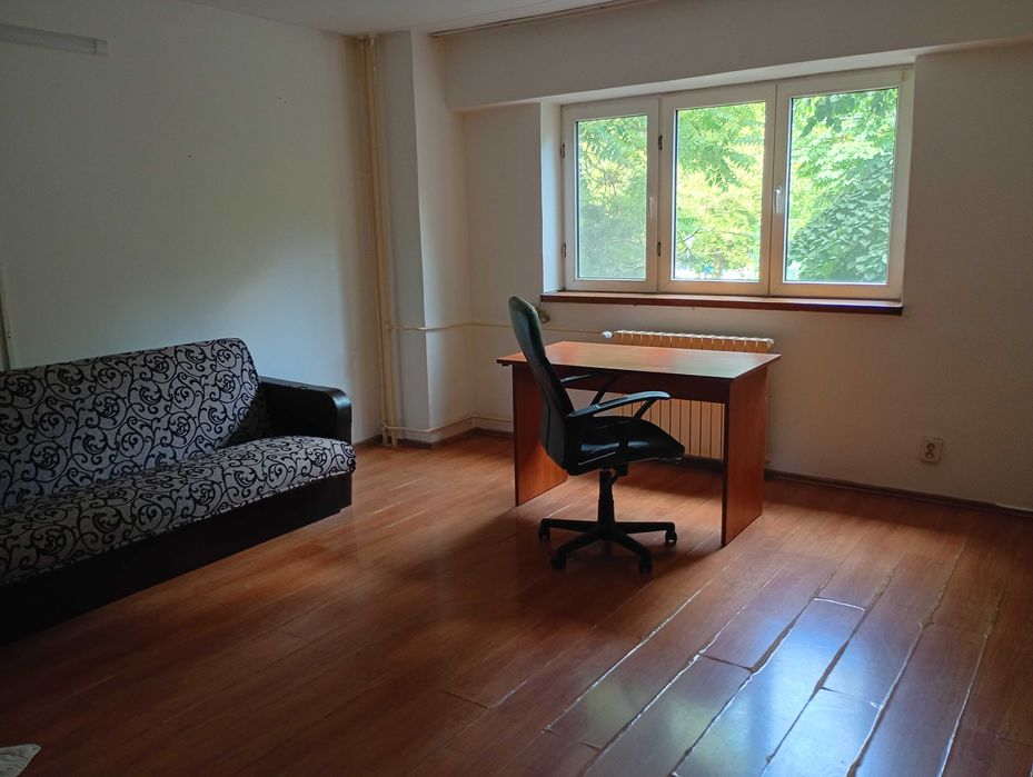 Închiriez apartament cu 2 camere, decomandat, situat la etajul 1 al unui bloc aflat în imediata apropiere a Parcului Sebastian.