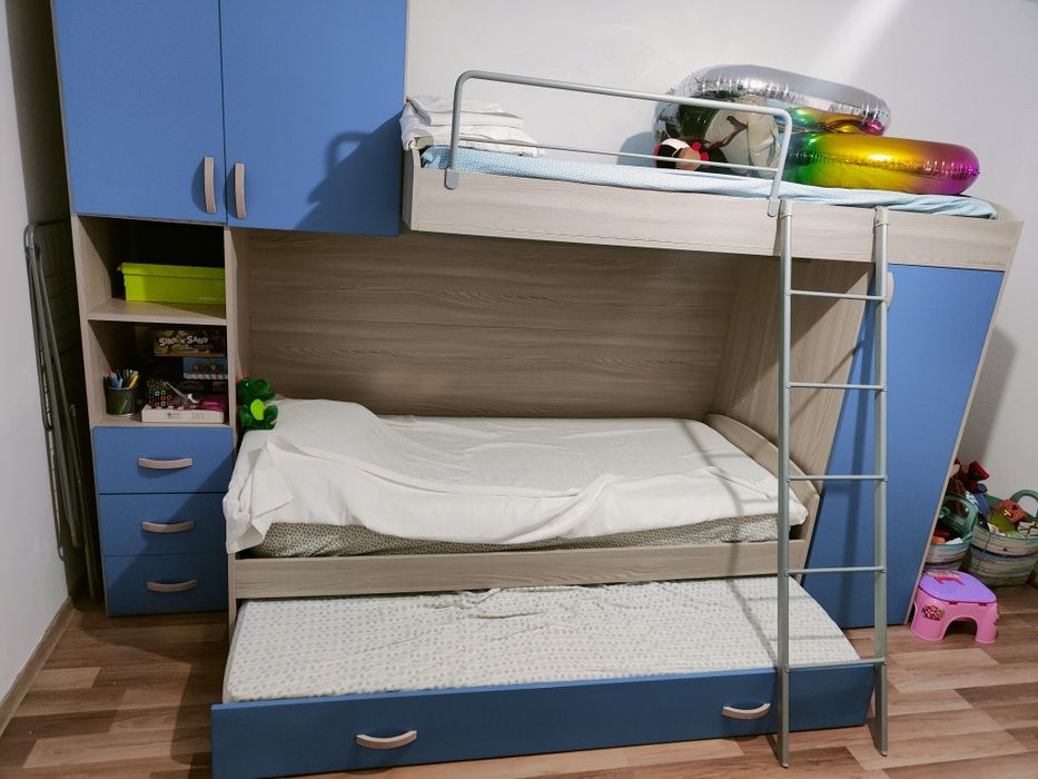 Mobilier complet pentru camera copil – 3 paturi, dulap și spații generoase de depozitare!