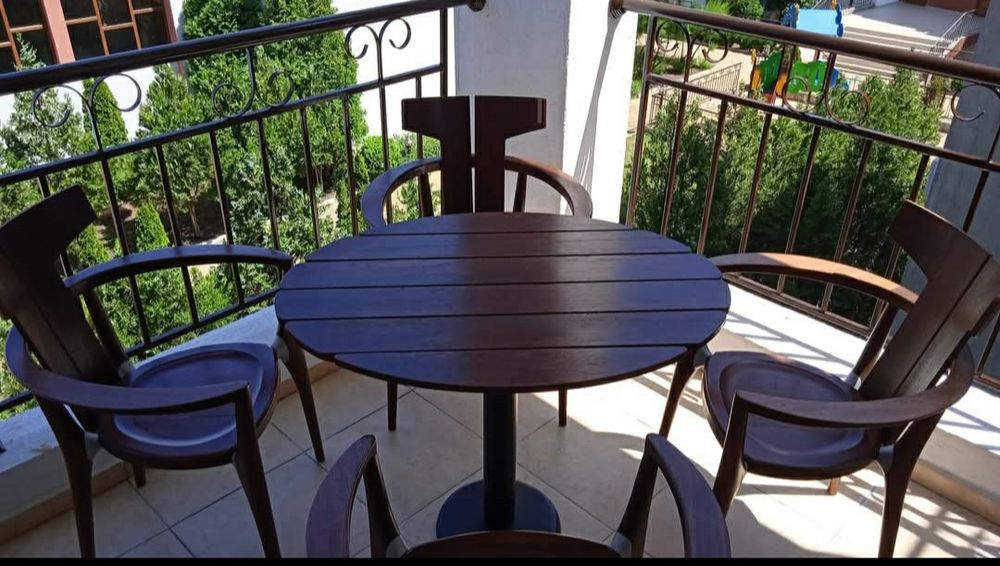 Мебели обзавеждане, маси столове.