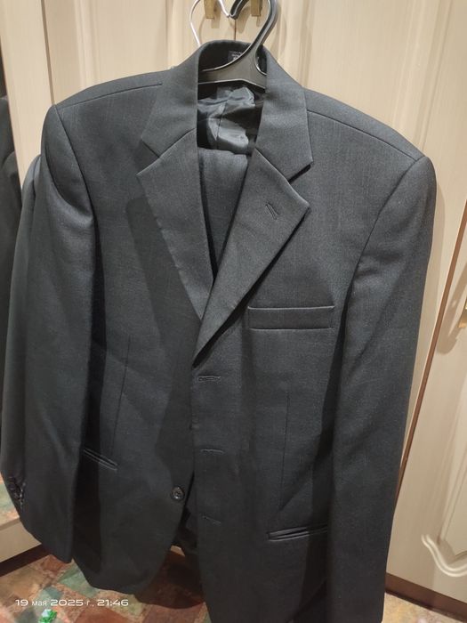 Продам мужские костюмы