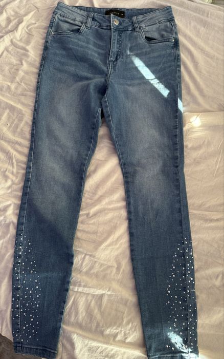 Дънки с камъчета/ Хс размер/не са носени нито веднъж