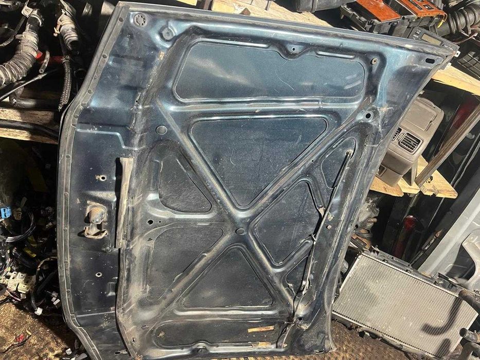 Капот на карина е