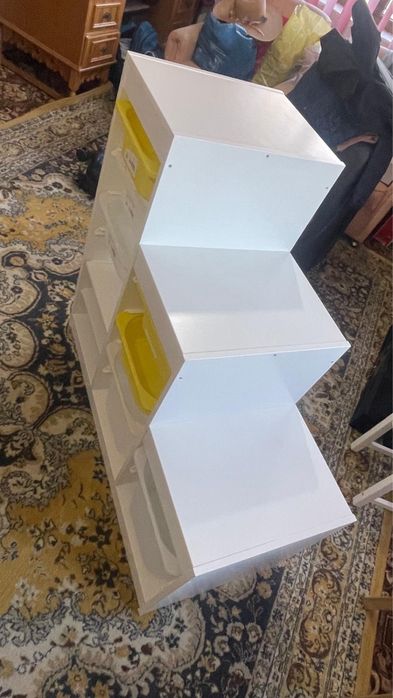 Dulap cu polite si tavi de plastic pentru jucarii