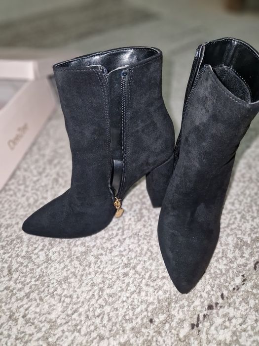 Черни боти на ток