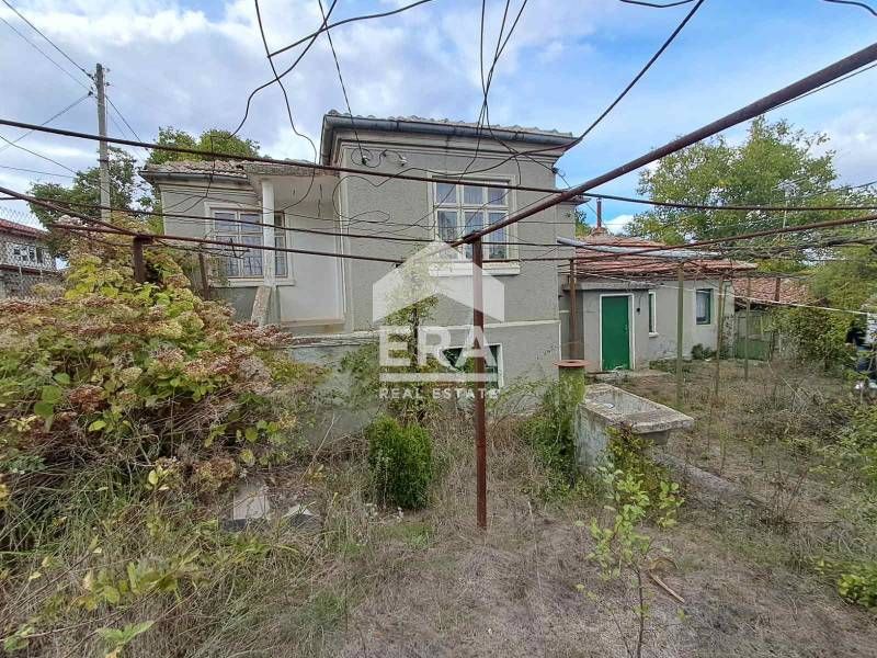 Едноетажна къща за продажба, с допълнителни сутеренен етаж, пристройка