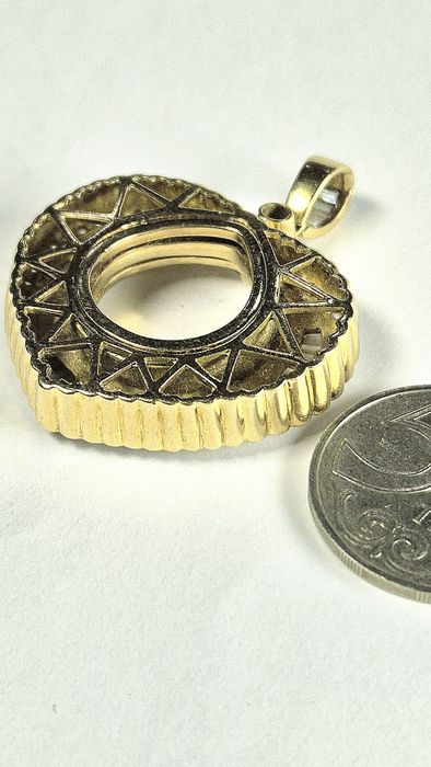 Золотой кулон с брилиантами