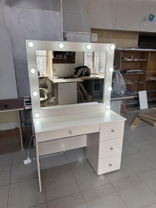 Продам дамский столик