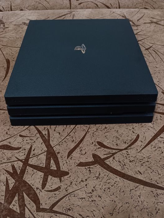 Vând PlayStation 4 Pro 1TB