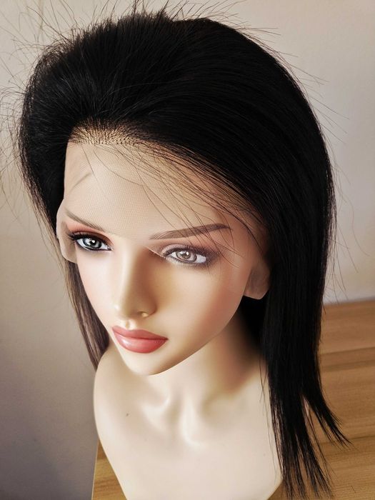 Естествена бразилска черна перука 40 см с Lace Front 13×4 – елегантност и естествен вид