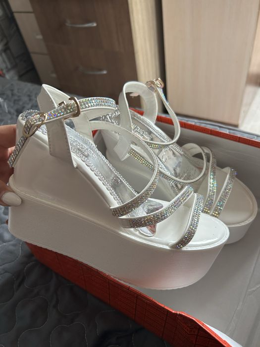 Новые босоножки на платформе