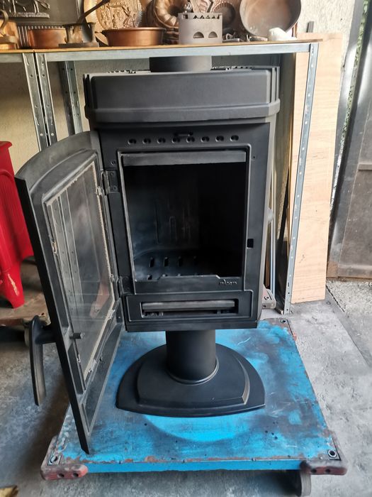 Чугунена печка / камина на дърва