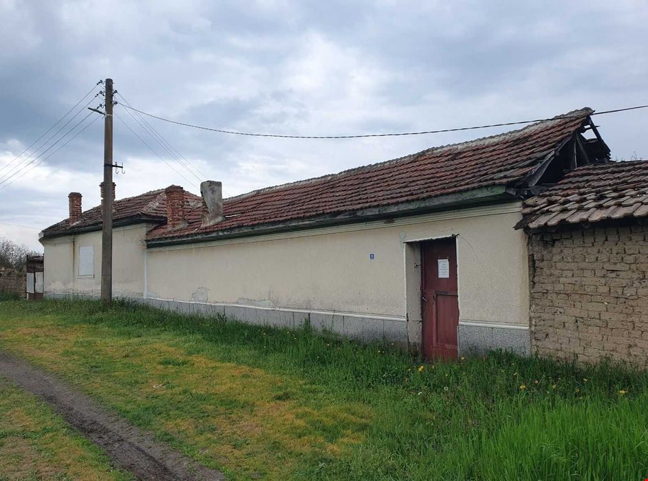 Ръжево-едноетажна къща с 1700кв.двор