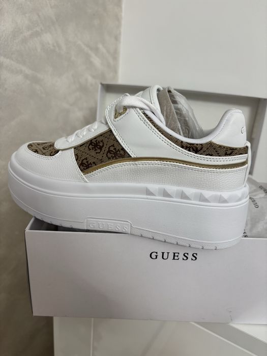 Оригинални обувки Guess