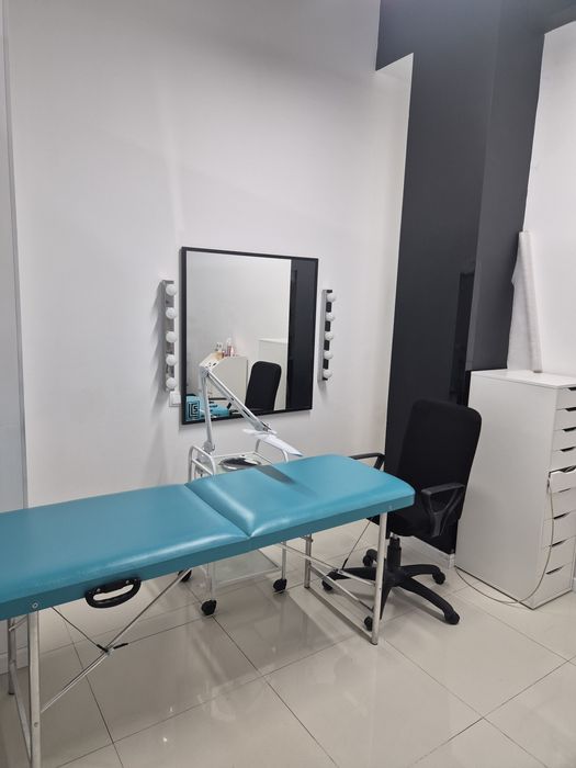 Сдам кушетку в салоне красоты.