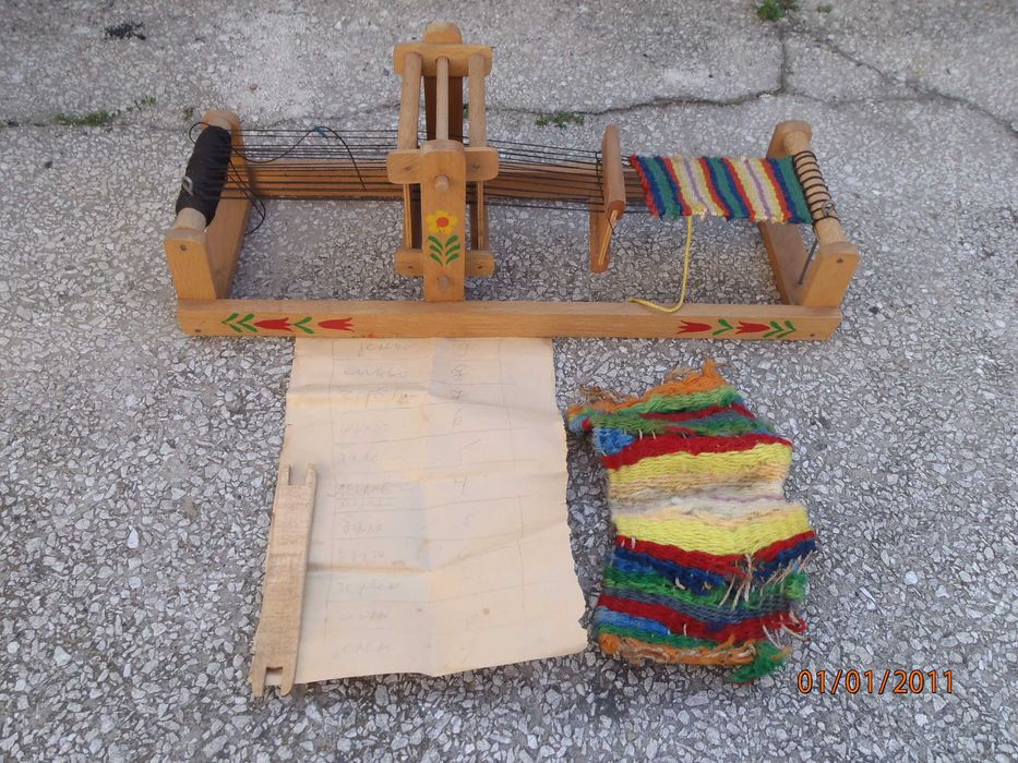 Ретро играчка - дървен детски тъкачен стан.