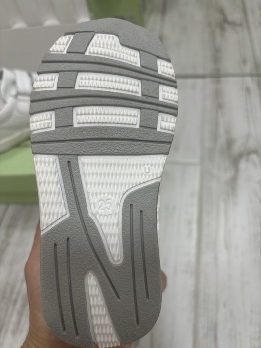 Продам детскую обувь