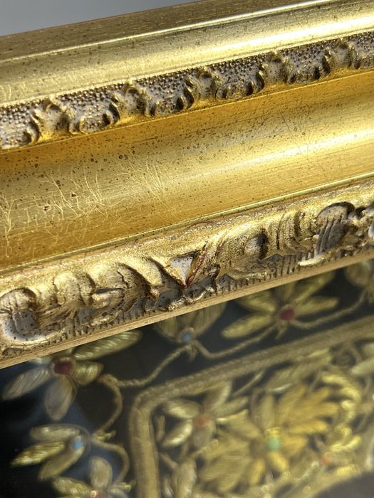 Настенная ткань с золотой вышивкой Zardozi в раме.Индийское исскуство.