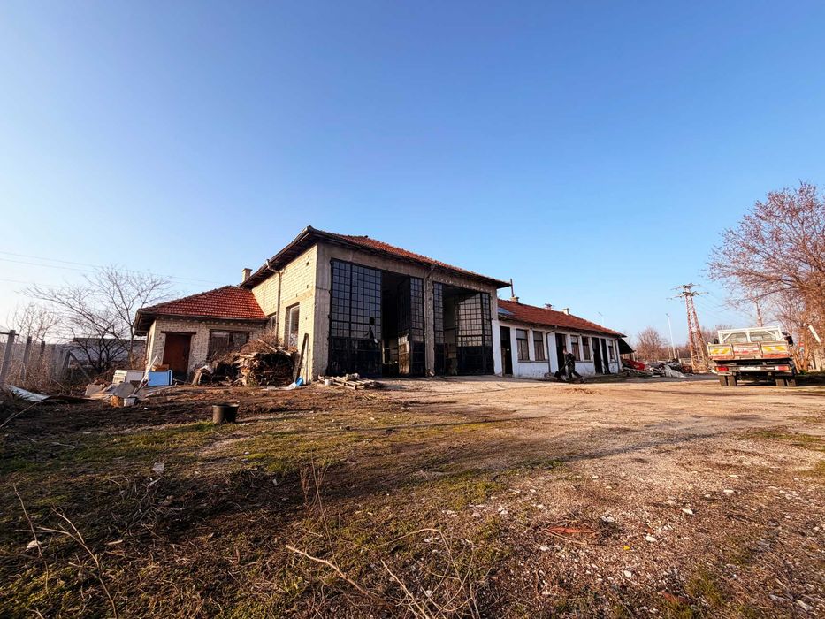 Многофункционален индустриален имот под наем – сервизна база с голям двор