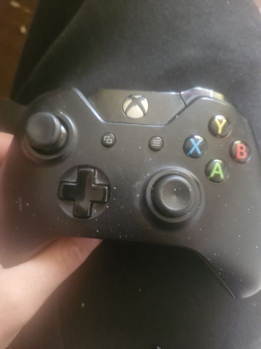 Xbox one plus 6 jocuri si o maneta si 1 monitor lenovo