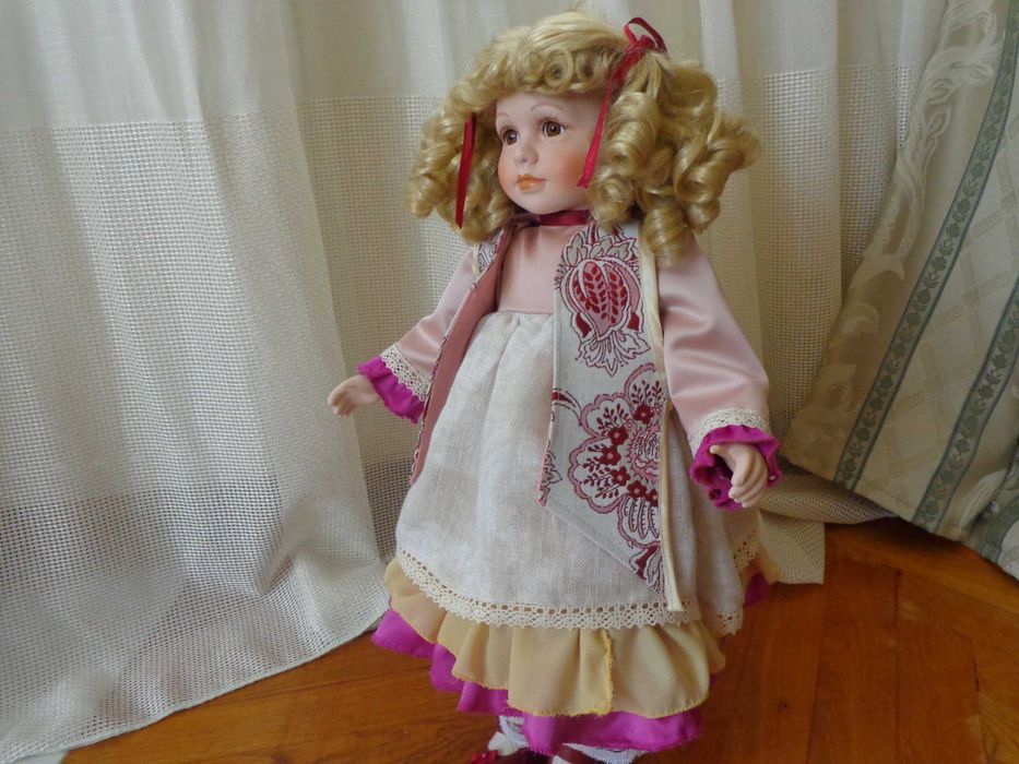 Papusa de colectie din portelan, H-50 cm