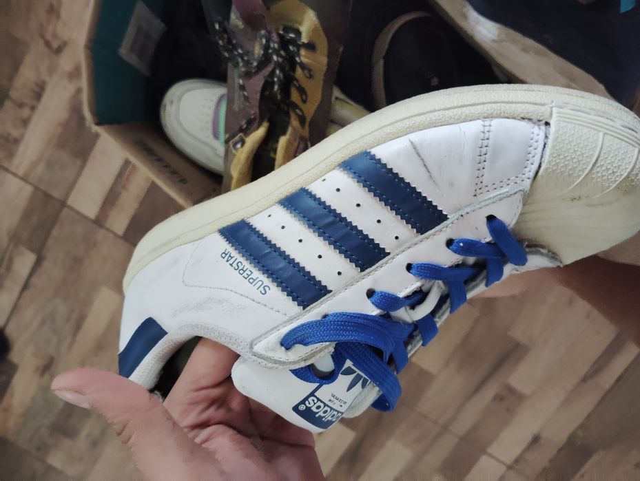 Adidași de vânzare