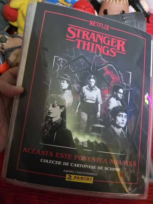 Stranger Things Panini album + 131 Cartonase