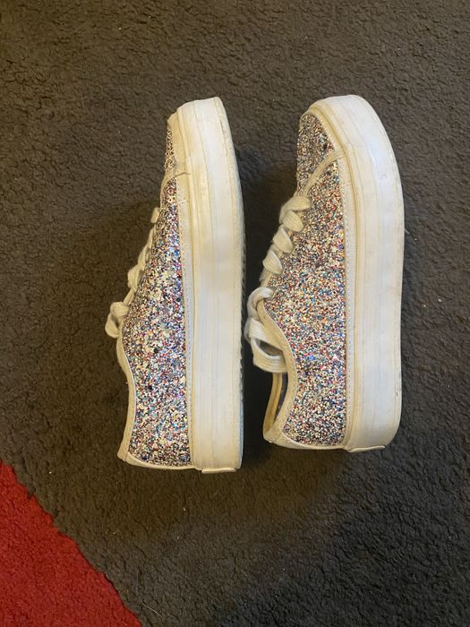 Tenesi marimea 33 in stare foarte buna