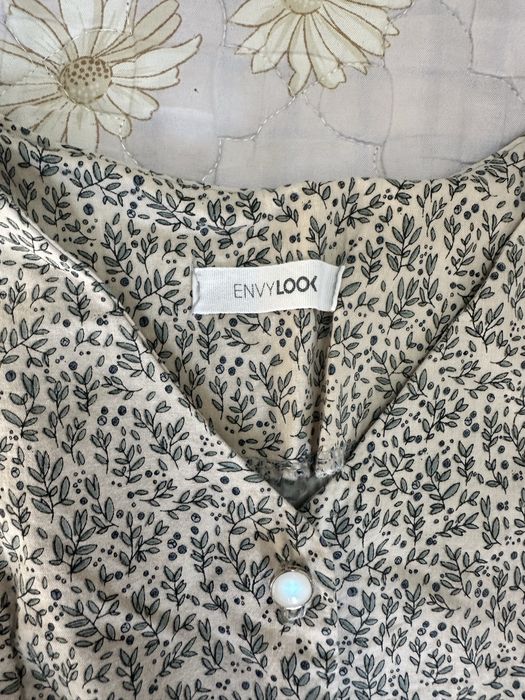 Легкое платье с цветочным принтом от ENVYLOOK