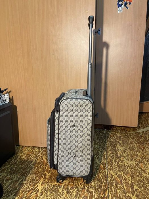 Чемодан среднего размера