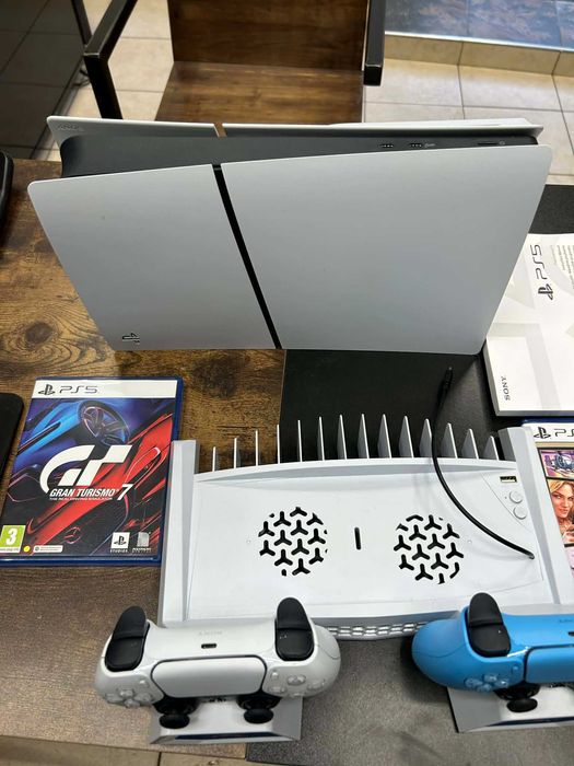 Sony Playstation 5 1TB с 2 джойстика, зарядна станция, 2 игри и всички кабели