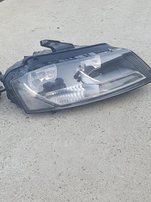 Vind 2 faruri audi a3 2010 pt masina cu volan pe dreapta