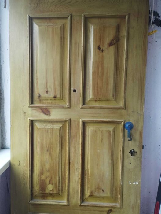 Поливочный шланг; лист ГКЛ; дверь.