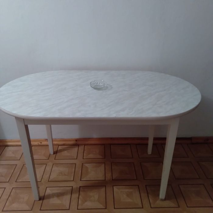 Стол кухонный и стулья