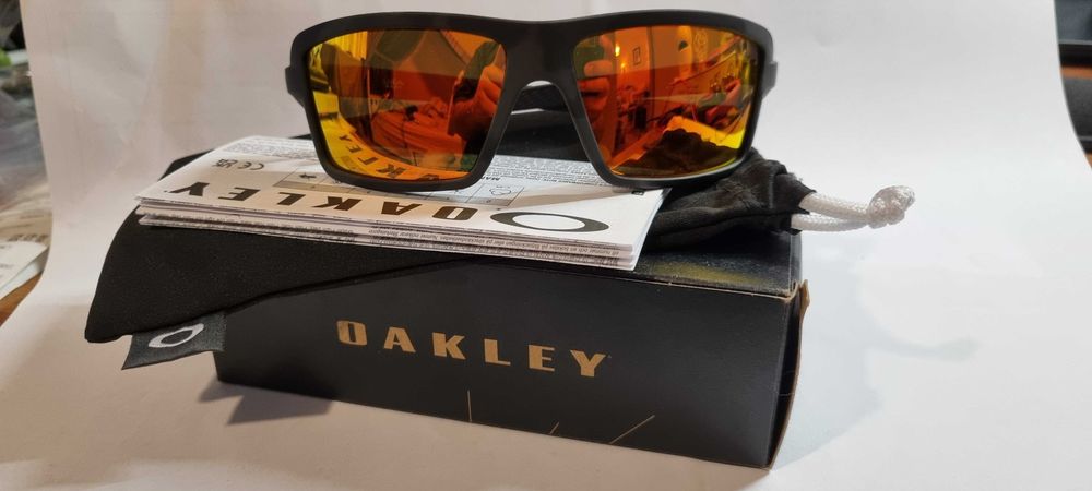 Чисто нови слънчеви очила OAKLEY CABLES