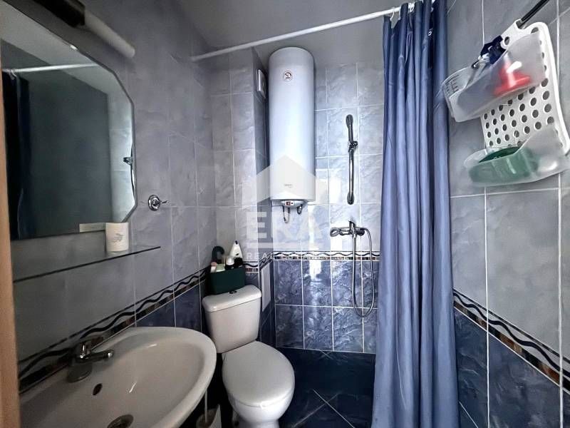 Двустаен обзаведен апартамент под наем, с морска панорама, в тухлена с