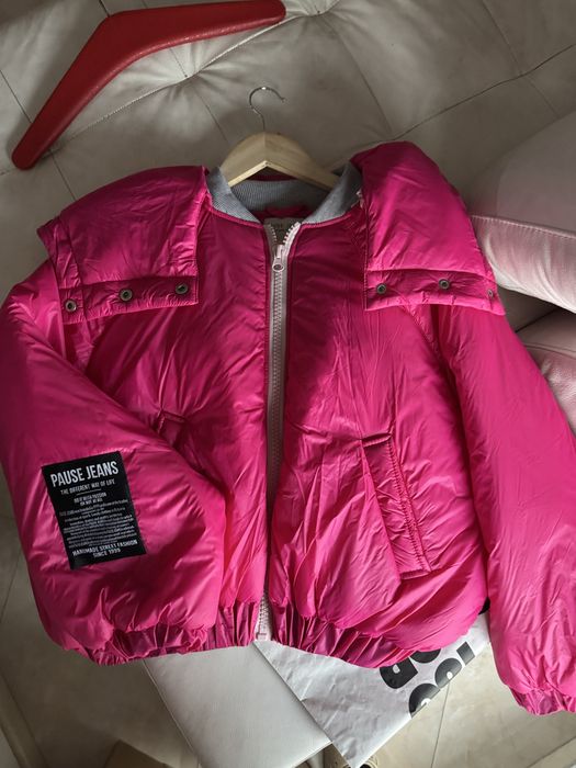 Pause леко, неупотребявано,, разкошен цвят и обемна качулка , която се сваля .