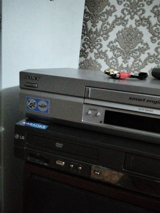 Видеомагнитофон,;SONY" Hi -FI ,STEREO
