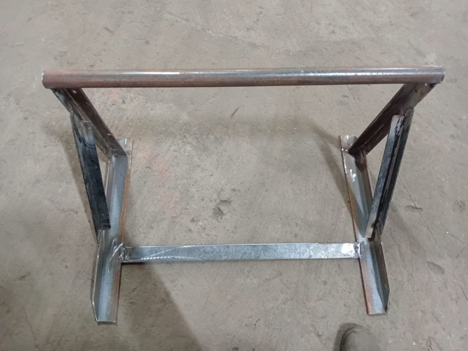 Турник железный.