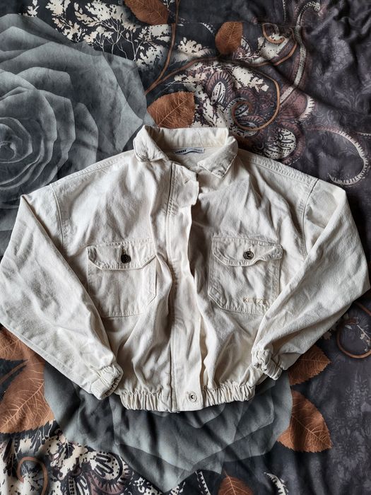 Късо дънкено яке с надпис на гърба