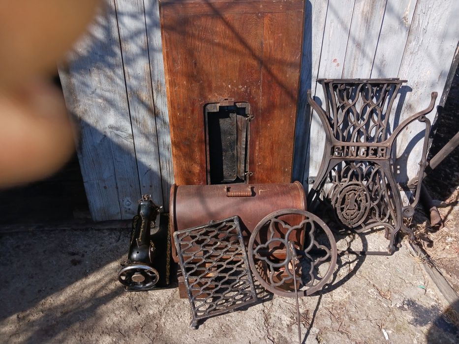 Vând mașină de cusut  originală singer în stare perfectă .