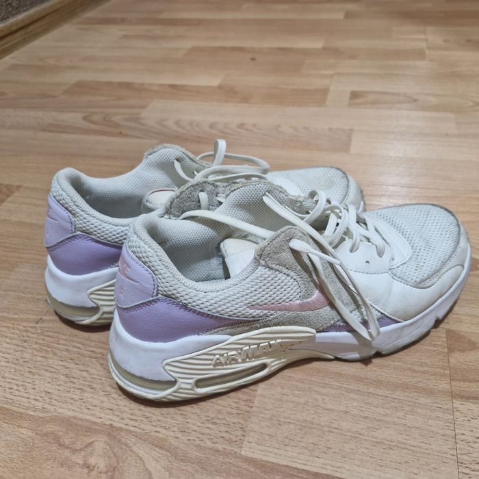 Продам женские кроссовки Nike