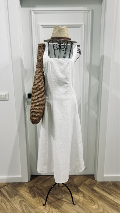 Rochie alba, lunga, superba.