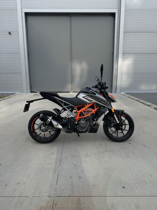 Vand ktm duke 125 an 2023 stare perfecta.